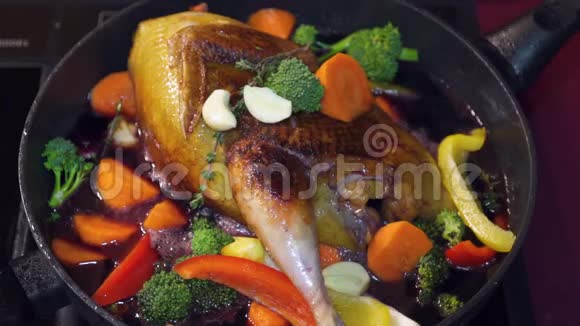 鸭子在煎锅里煎撒上胡萝卜和大蒜视频的预览图