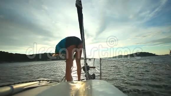 克罗地亚亚得里亚海帆船船头准备绳索的女人视频的预览图