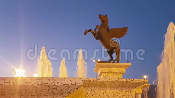科林斯希腊2017年10月5日在希腊的科林斯帕伽索斯雕像在喷泉旁边的夜晚美丽的风景视频的预览图