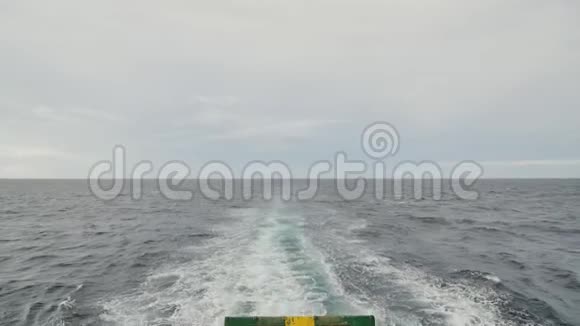 一道海水泡沫沿着渡轮来到巴拉望岛菲律宾在运动中射击视频的预览图