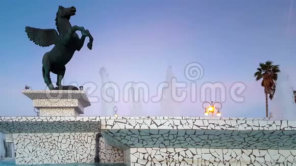 科林斯希腊2017年10月5日希腊科林斯中央广场上的大型飞马雕像视频的预览图