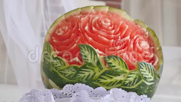 在切好的玫瑰里面看到新鲜的西瓜创意烹饪服务晴天水果视频的预览图