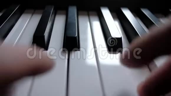 音乐家演奏MIDI键盘视频的预览图