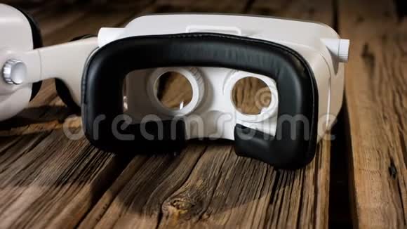 虚拟现实护目镜旧木板背景视频的预览图