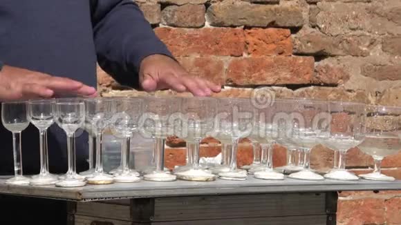 一个人玩玻璃酒杯双手合拢视频的预览图