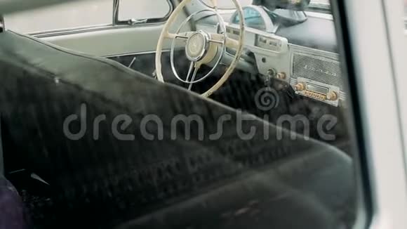 车窗倒车车上的雨水滴视频的预览图
