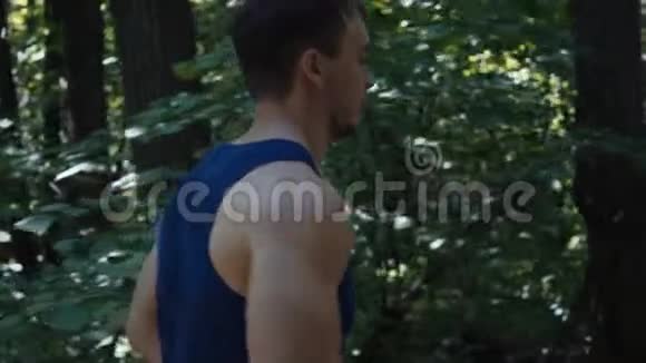 年轻人在树林里户外跑步视频的预览图