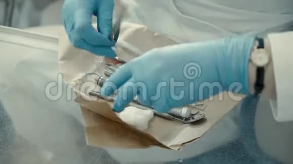 牙医从表中取出仪器视频的预览图