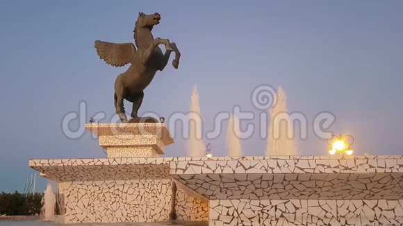 科林斯希腊2017年10月5日希腊中央广场的科林斯有飞马雕像和喷泉视频的预览图