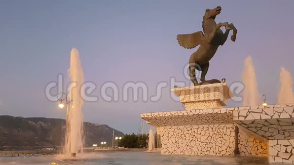 科林斯希腊2017年10月5日希腊的科林斯中央广场在美丽的日落下立有飞马雕像视频的预览图