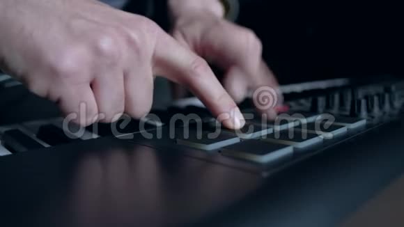 音乐家演奏MIDI键盘视频的预览图