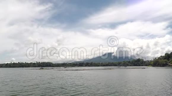 厚厚的云层几乎覆盖了山湖视频的预览图