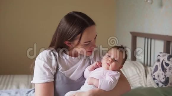 快乐的母亲抚摸她新生的婴儿视频的预览图