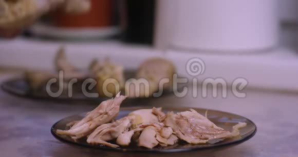 从骨头里取出煮熟的鸡肉视频的预览图