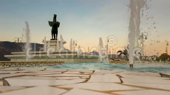 科林斯希腊2017年10月5日希腊科林斯美丽的喷泉喷泉上有飞马座雕像视频的预览图