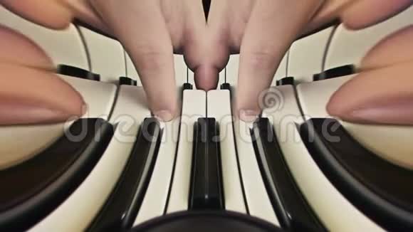奇怪的手指在弹钢琴视频的预览图