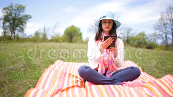 迷人的微笑年轻女子与电子书平板电脑滑动滑块视频的预览图