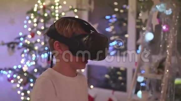 虚拟现实眼镜一个戴着头盔玩电脑游戏的少年视频的预览图