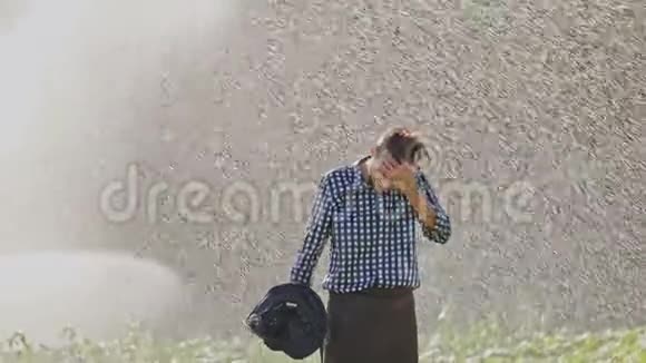 劳累的农民在种植园的灌溉中享受视频的预览图