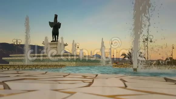 科林斯希腊2017年10月5日科林斯中央广场上有喷泉和帕伽索斯雕像视频的预览图