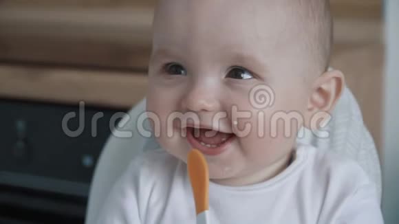 一个可爱的小男孩吃东西的肖像视频的预览图