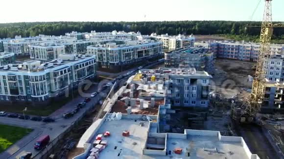建筑起重机对住宅开发的空中全景视频的预览图
