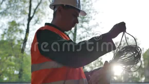 施工电缆工人安全帽检查电线线圈视频的预览图
