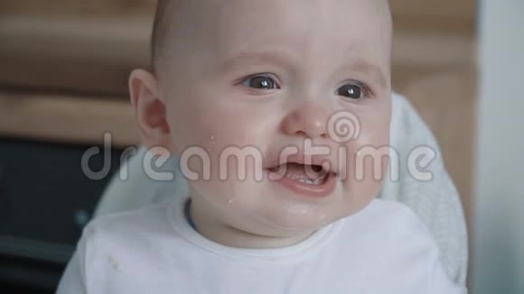 一个可爱的小男孩吃东西的肖像视频的预览图