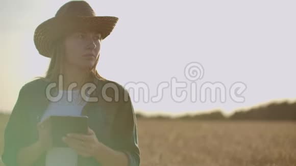 一个带平板电脑的女农民智能农业和数字农业视频的预览图