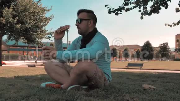 艺术帅哥在市区公园放松视频的预览图