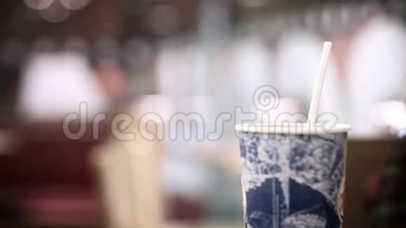 快餐店女孩用吸管喝冷饮视频的预览图