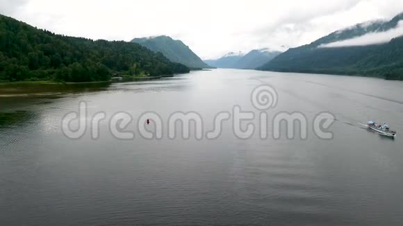 雨后鸟瞰泰莱茨科湖和驳船俄罗斯阿尔泰共和国视频的预览图