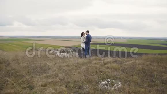 可爱的一对夫妇从岩石的顶端看着大自然4K视频的预览图