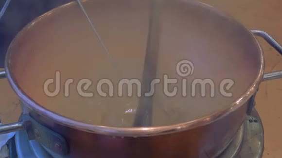 沸腾汤的巨大锅视频的预览图
