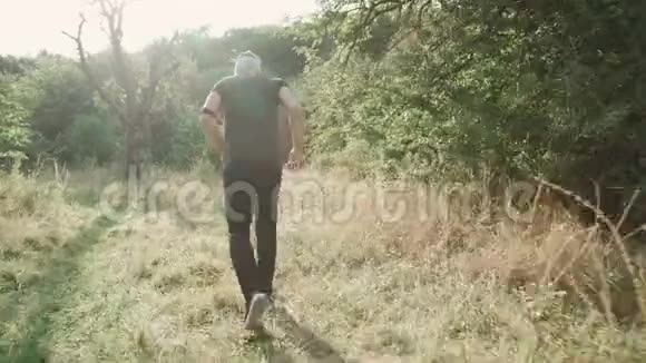 森林中男跑者的后景4K视频的预览图