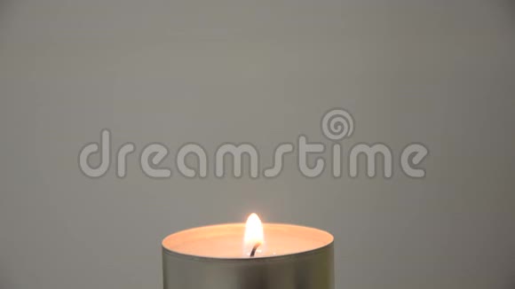 在白色背景上燃烧蜡烛视频的预览图