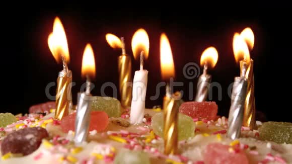 生日蜡烛被吹灭在一个美味的蛋糕上视频的预览图