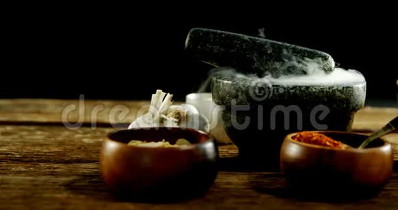 用灰浆和杵在碗中的各种香料视频的预览图