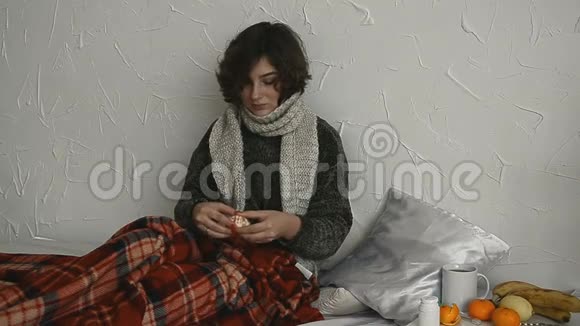 穿毛衣的病妇在床上吃橘子视频的预览图