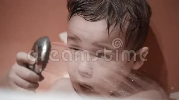 有淋浴的男孩视频的预览图
