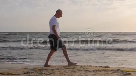 在海边练习瑜伽体式的成年男子户外练瑜伽的男人视频的预览图