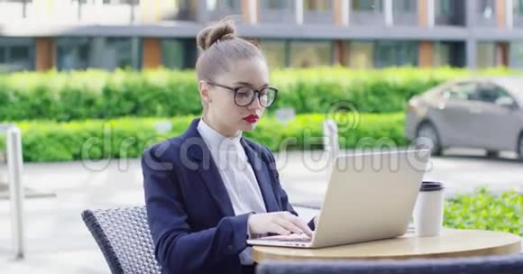 女企业家在咖啡馆带笔记本电脑视频的预览图