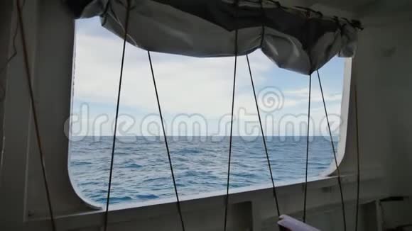 从渡轮的窗口到巴拉望群岛的海景从科罗恩市出发菲律宾视频的预览图