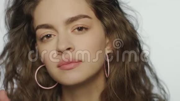 时尚女性的脸庞触碰嘴唇模特化妆照视频的预览图