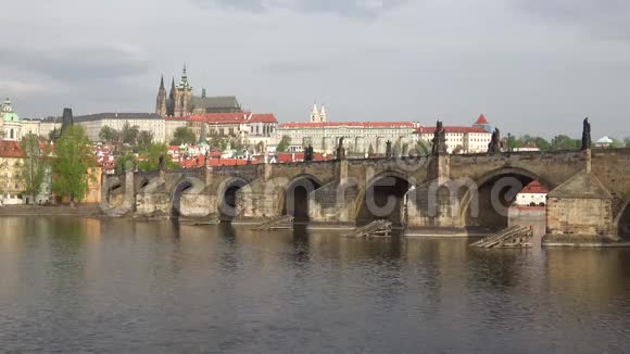 查尔斯桥和圣维特大教堂在一个多云的四月天捷克共和国布拉格视频的预览图