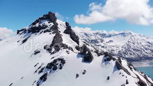 飞机靠近高山峰飞行发现雪山和湖坝法国塞尼斯山意大利边境视频的预览图