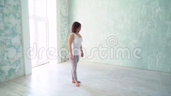 健身运动训练生活方式概念女人在健身房伸展女性在天然的工作室做瑜伽视频的预览图