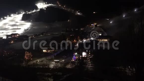 夜间滑雪场的时间推移视频的预览图