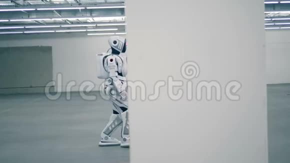 白色机器人未来派机器人行走未来派人形机器人视频的预览图
