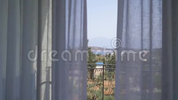 通过窗帘从露台到海湾的美丽景色风吹幕的动作4K视频的预览图